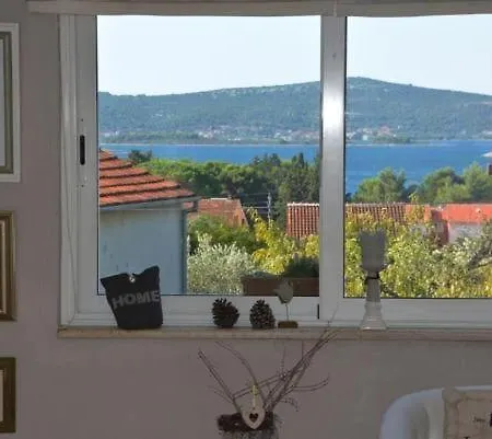 In Mit Terrasse Sveti Filip i Jakov